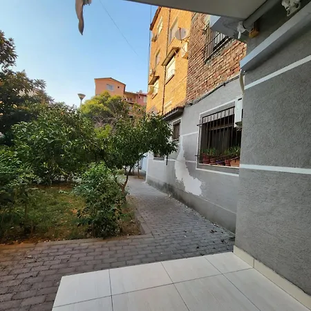 21 Dhjetori Cozy Room Private Bath & Mini Bar Inn *