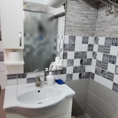 21 Dhjetori Cozy Room Private Bath & Mini Bar * Tirana